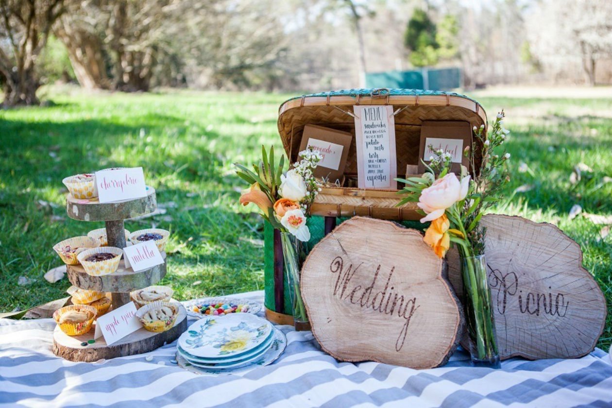 Jika Kamu dan Dia Ingin Resepsi Pernikahan Yang Santai dan Berkesan, Picnic Wedding Mungkin Bisa Jadi Pilihan.