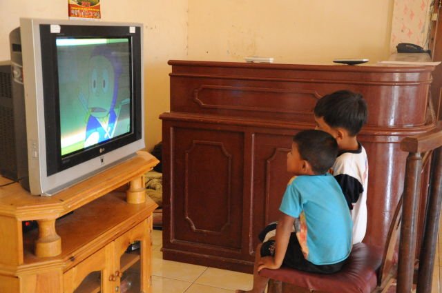 asyik nonton kartun