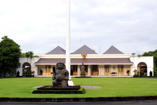 Monumen batu adesit dan disebut juga dengan “Dagoba