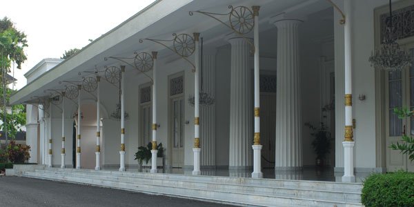 Salah satu sisi bangunan Istana Kepresidenan Yogyakarta (enggak ada gambar ruangannya) hehehe