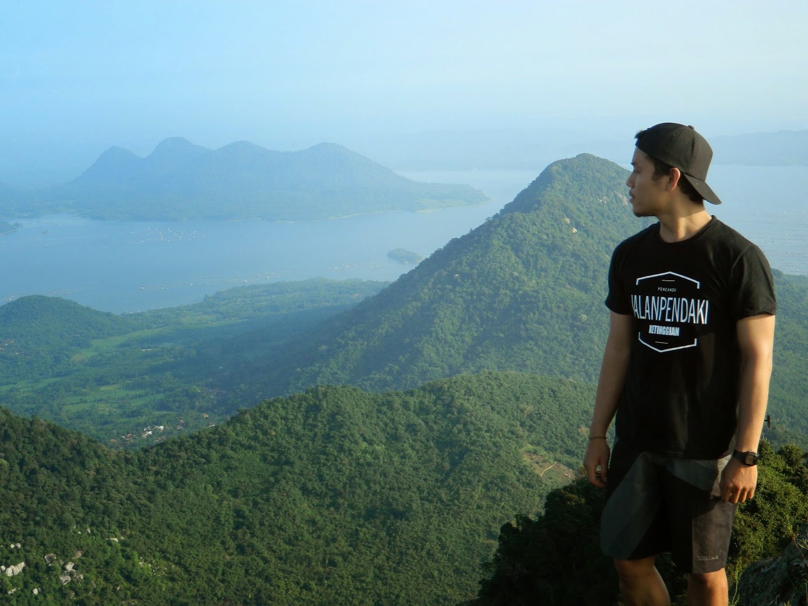 Gunung ini garang banget, Men!