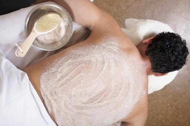 pakai scrub biar sel-sel kulit matinya terangkat