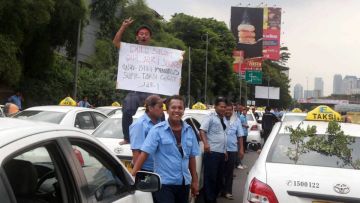 5 Aksi Demo Menolak Uber Taxi di Berbagai Negara. Sama Sekali Nggak Anarkis Kayak di Jakarta!