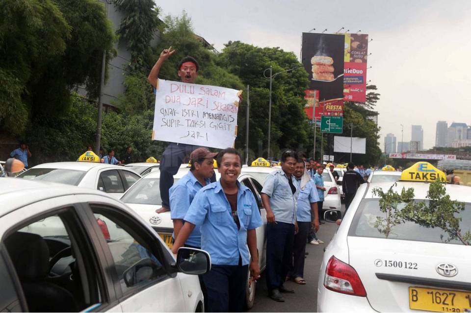 5 Aksi Demo Menolak Uber Taxi di Berbagai Negara. Sama Sekali Nggak Anarkis Kayak di Jakarta!