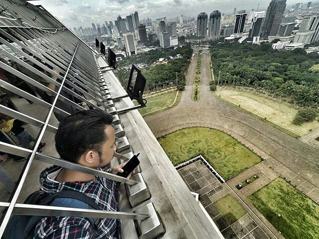 ini pemandangan kota Jakarta dari atas Monas