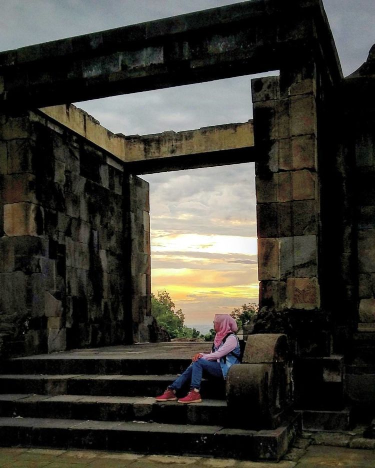 Berpose di balik senja, di Candi Boko.