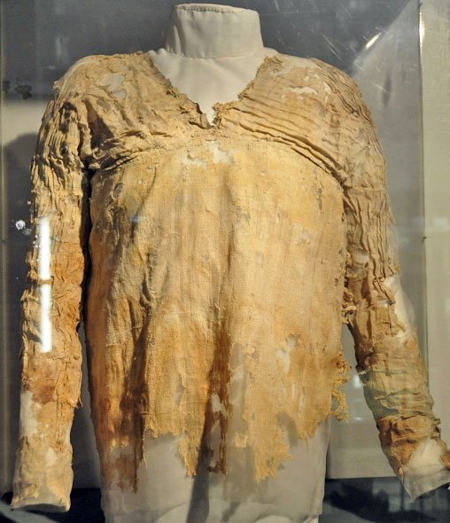 http://www.factslides.com/imgs/Oldest-Dress.jpg