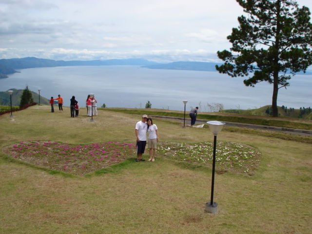 Pemandangan Danau Toba melalui Taman Simalem Resort