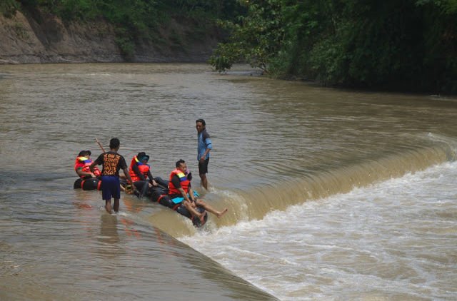 Petualangan Tubing di Kali Tuntang