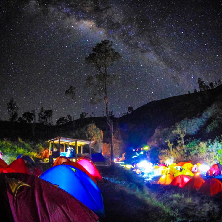 tenda dan peralatan pendakian harus siap