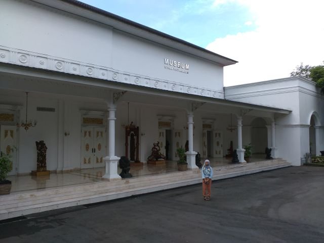 Gedung Seni sono atau disebut dengan museum Istana Yogyakarta.