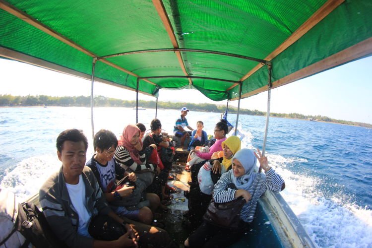 naik kapal dari ombok atau sumbawa bisaaa