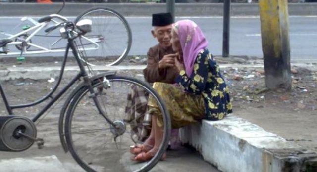 15 Gambar  Kakek Nenek yang Bikin Terharu Dan Menjelaskan 