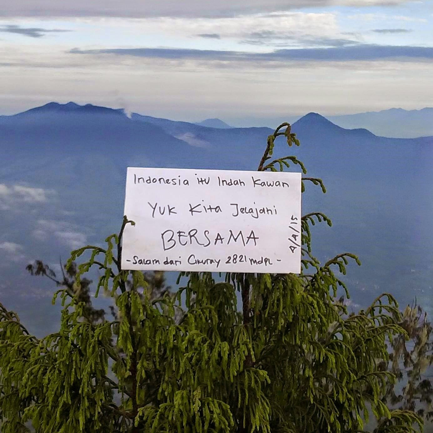 Fenomena Meme Para Pendaki Alay di Puncak Gunung yang Bikin Sebal. Kamu