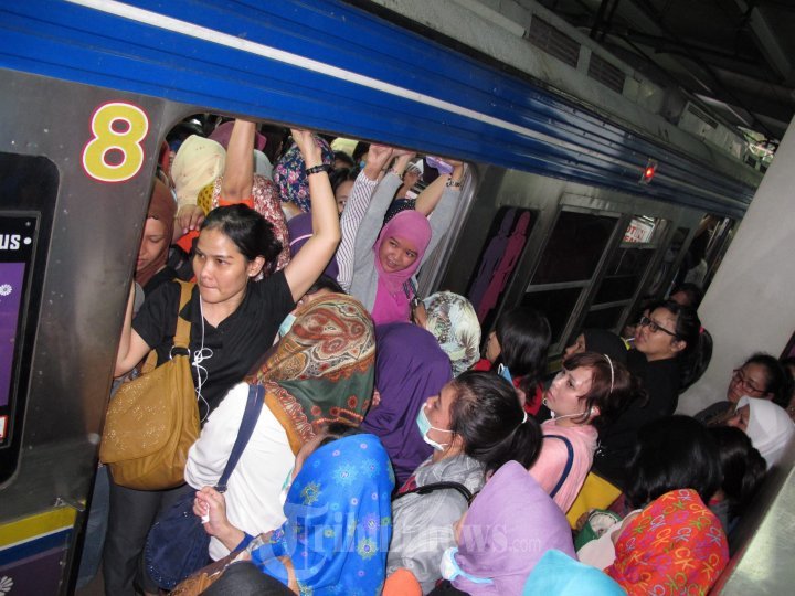 Keganasan Manusia Itu Paling Gampang Ditemukan di KRL/Commuter Line. Ini 14 Buktinya!