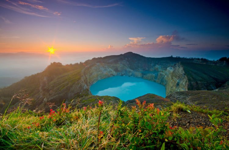 Penampakan salah satu danau tiga warna Kelimutu.