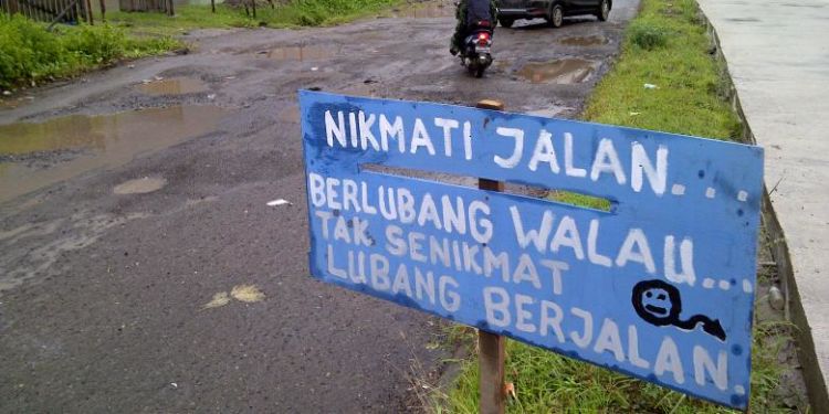 Mungkin sepanjang jalan banyak lubang, kali yaaa...