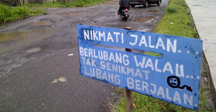 Rambu dan Plang Lucu yang Sering Kamu Temui di Pinggir Jalan. Bikin Ketawa Bahagia, Deh!