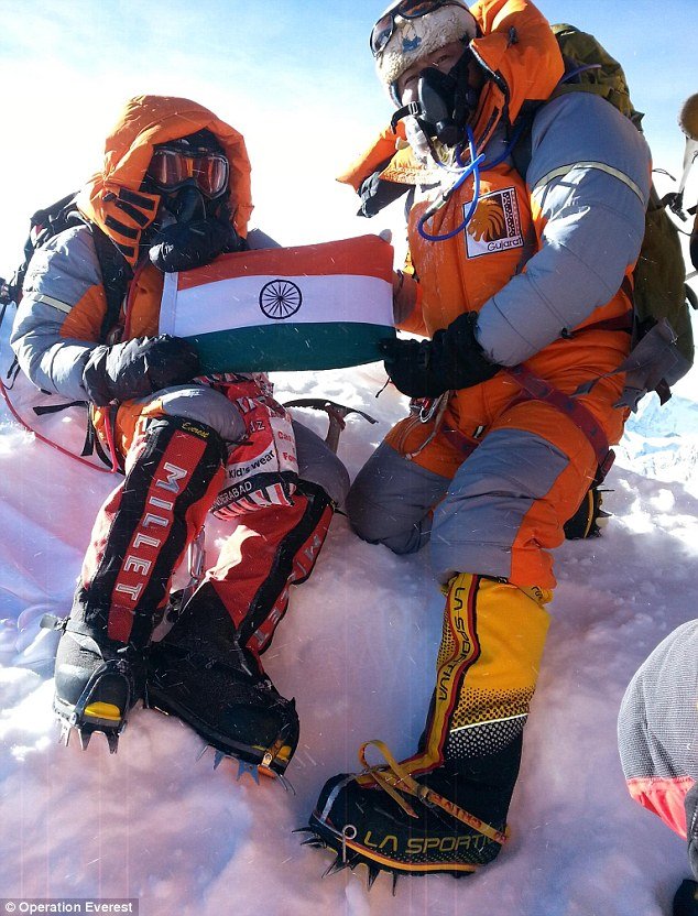 Bersama kawannya yang berusia 16 tahun, mengibarkan bendera India di puncak Everest.