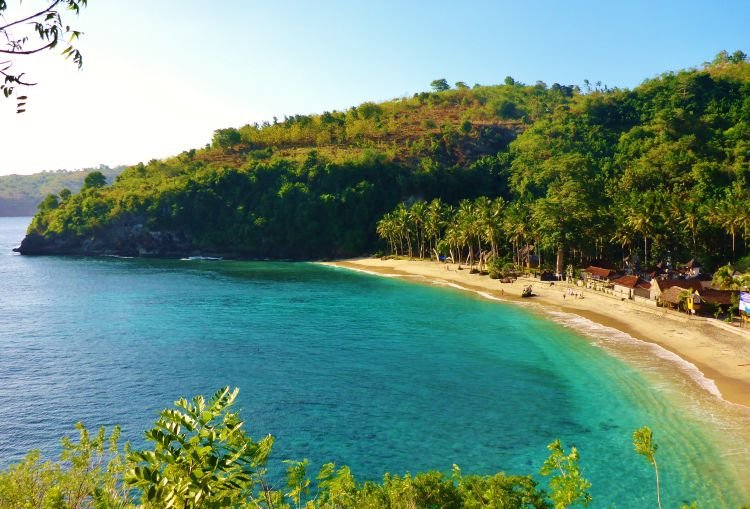 Salah satu pantai di sudut Pulau Nusa Penida, Bali.