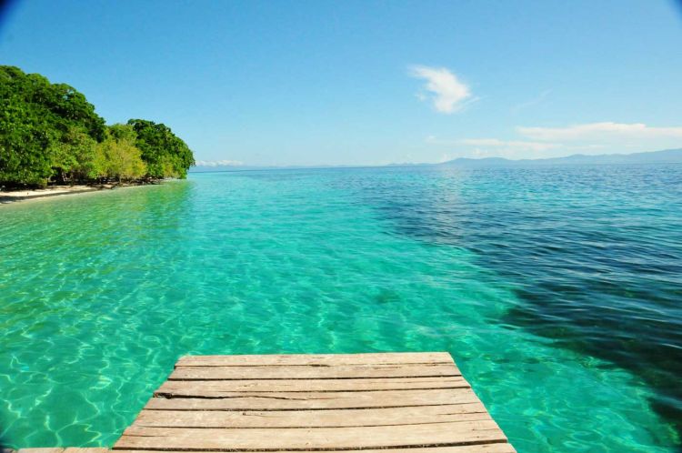 Ujung dermaga Pantai Liang nih.