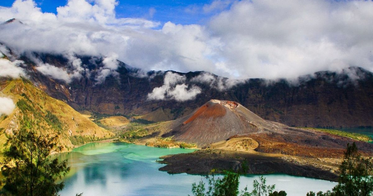 10 Gunung Terindah di Indonesia Ini Begitu Mempesona 