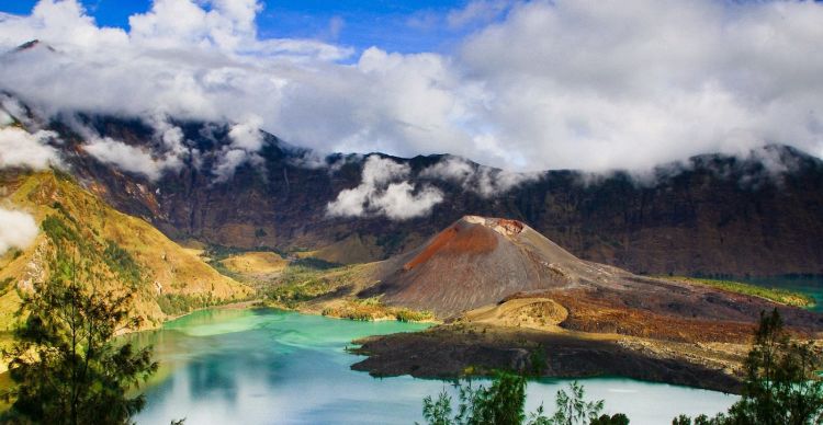 Segara Anak dan Anak Gunung Barujari.