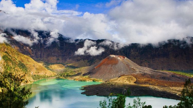 10 Gunung Terindah di Indonesia Ini Begitu Mempesona 