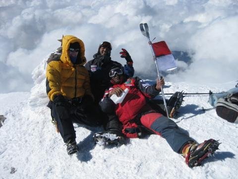 Berpose di puncak Elbrus.