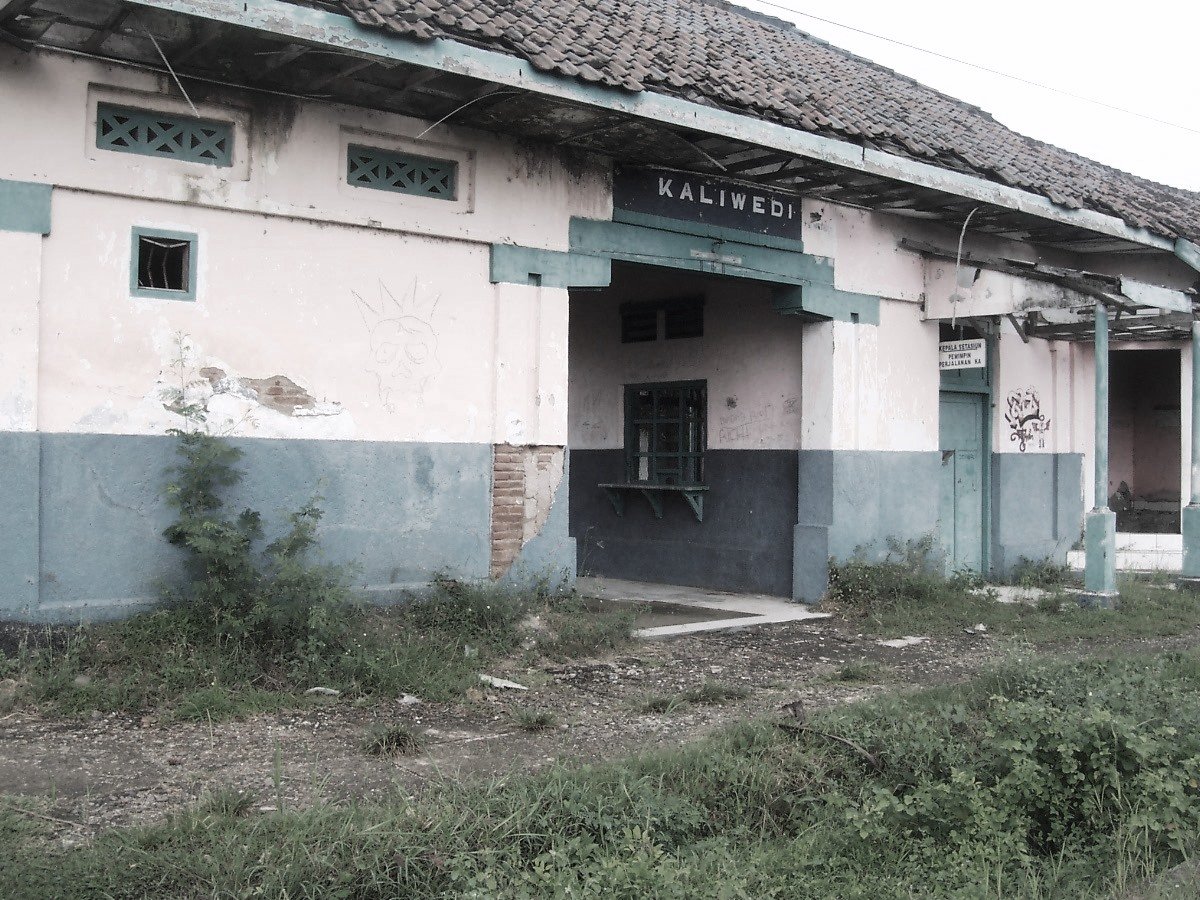 Dari Wanita Cantik Hingga Suara Tangis, Inilah Stasiun-stasiun di Indonesia yang Punya Cerita Mistis!