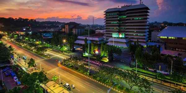 Suasana Malam di Jalan Pahlawan Semarang