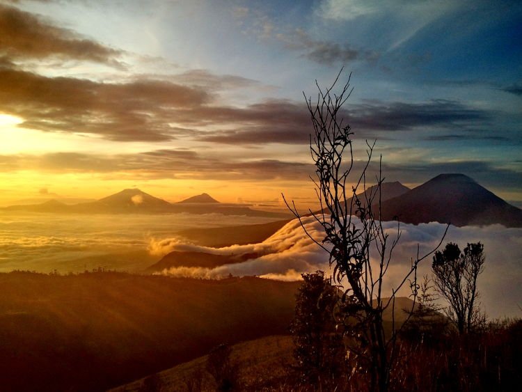 Penampakan sunrise dari puncak Prau.