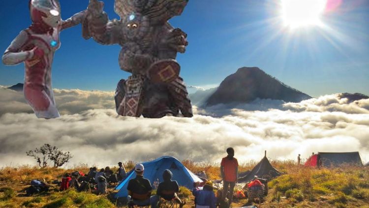 Fenomena Meme Para Pendaki Alay di Puncak Gunung yang Bikin Sebal. Kamu Boleh Ngakak, Juga Boleh Kesal!