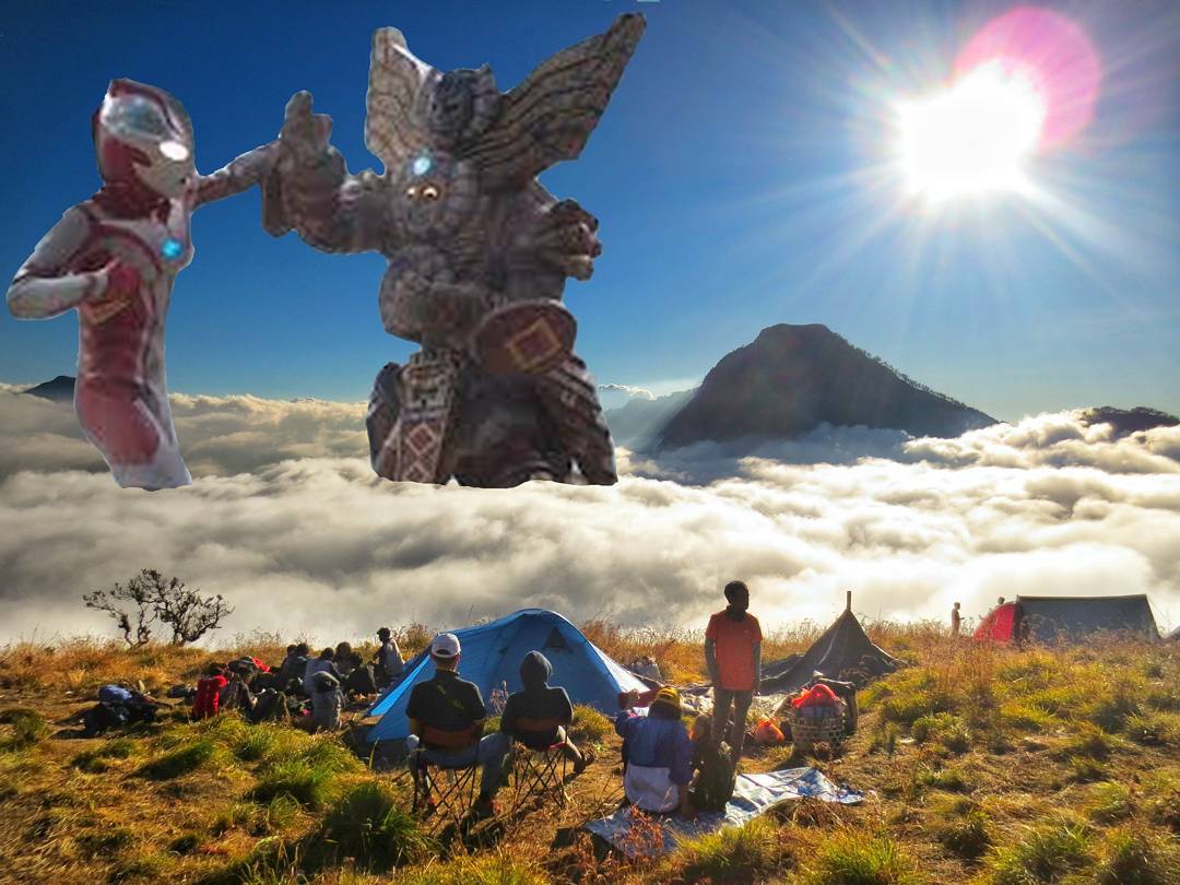 Fenomena Meme Para Pendaki Alay di Puncak Gunung yang Bikin Sebal. Kamu Boleh Ngakak, Juga Boleh Kesal!