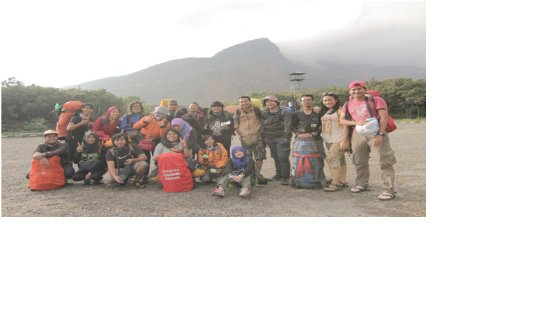 Mendaki Gunung Papandayan bersama Teman Komunitas