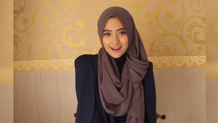 Sebagai Pasangan yang Tak Layak Disia-siakan, Kamu Cewek Berpipi Tembem Harus Mencoba 9 Tips Berhijab Ini!