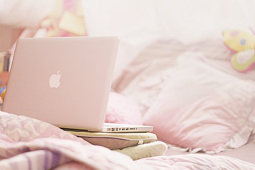 apple-bed-girly-macbook-macbook-pro-macintosh-Favim.com-52108