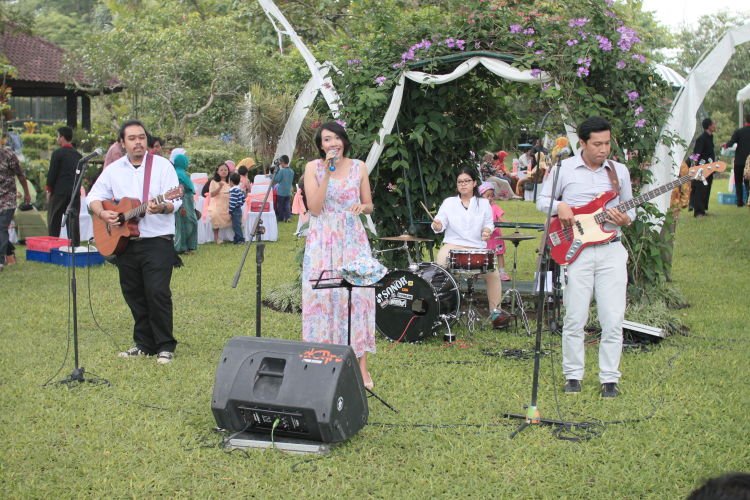 Hiasi pernikahanmu dengan musik folk atau akustik yang nyantai.