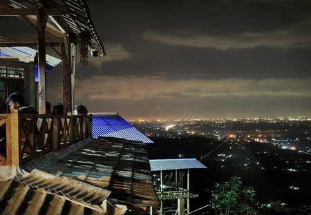 Kamu bisa makan malam sambil menikmati indahnya Jogja di malam hari