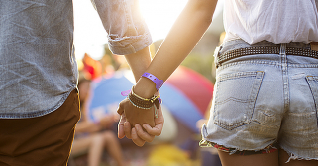 cute-couple-attending-music-festival-642x336