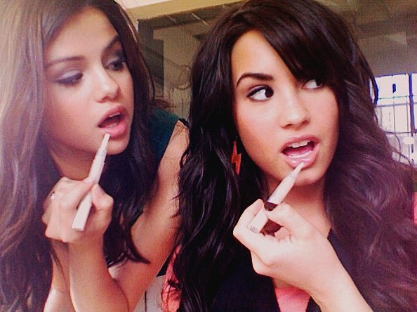 bibir berkilau kayak mbak selena dan mbak demi nih