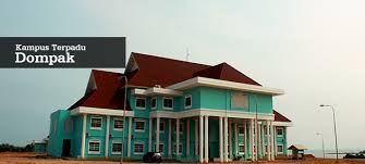 kampus dompak