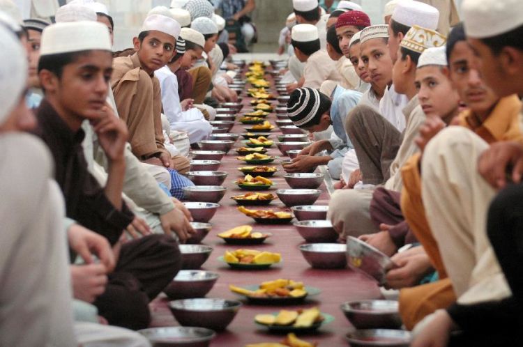 Berbuka puasa bersama dengan komunitas muslim