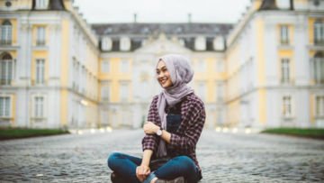 7 Gaya Hijab Buatmu yang Nyaman Ber-Jeans dan Kemeja. Biar Nggak Kelihatan Biasa Aja