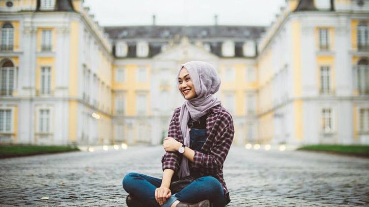 7 Gaya  Hijab  Buatmu yang Nyaman Ber Jeans  dan  Kemeja  Biar 