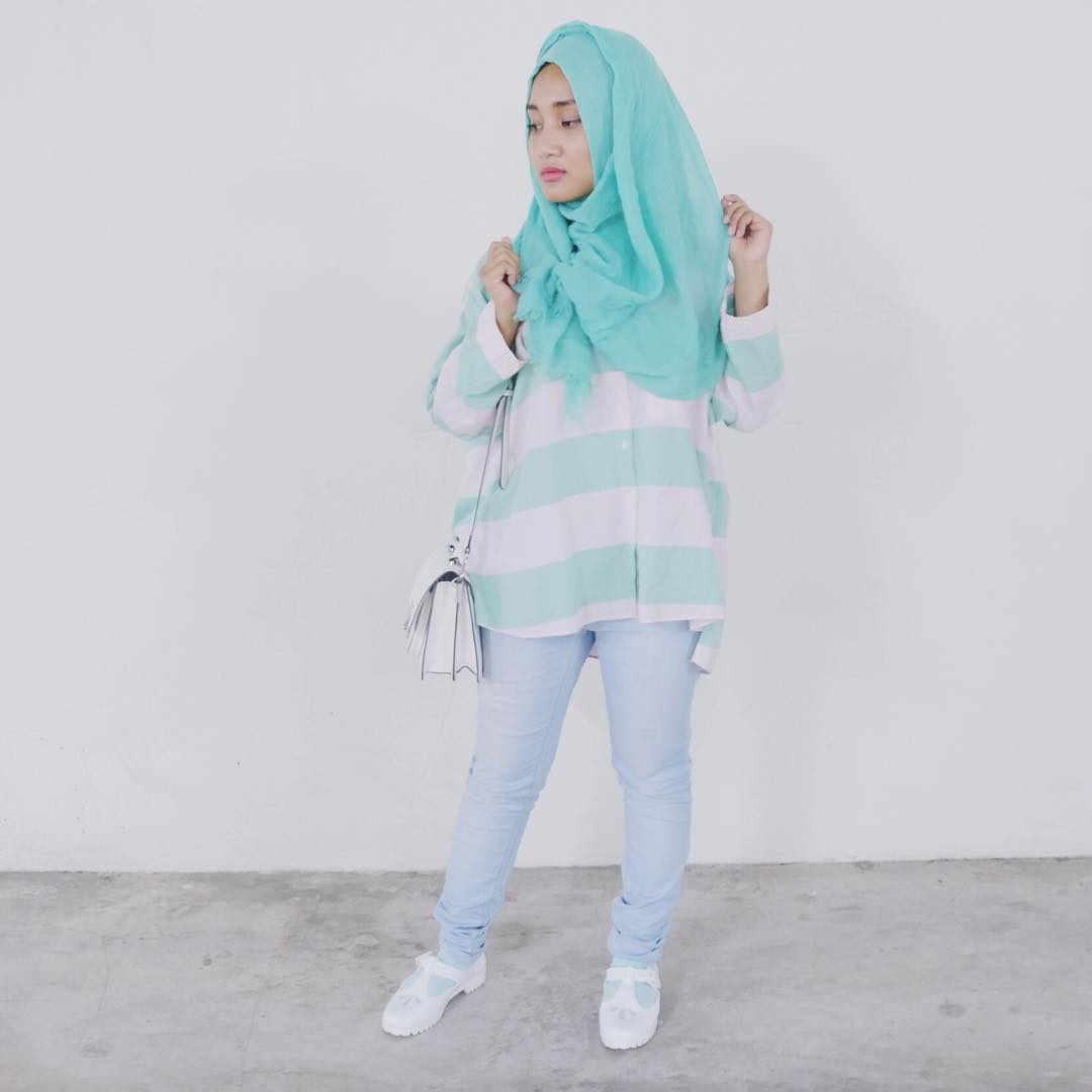 10 Gaya Hijab Fatin Shidqia Untukmu Yang Bertubuh Mungil, Biar Makin Kece.