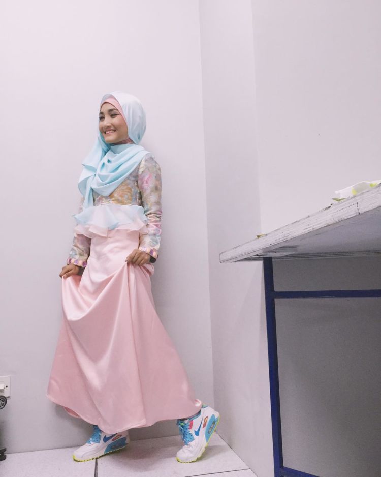 Tampil girly nan beda dengan memadankan dress pink dan sepatu sporty.