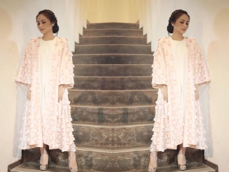 Long outer berwarna light pink ini bikin penampilan Gita tambah girly.