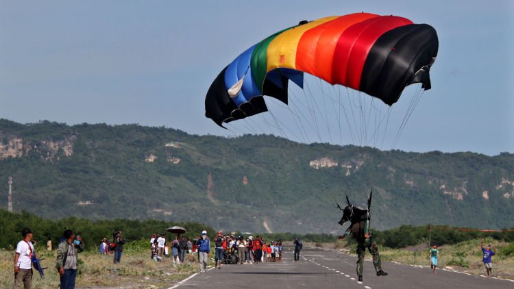 Berita Duka dari Yogyakarta. Penerjun Payung Kebanggaan Yogya Kehilangan Nyawa Kala Beraksi di Jogja Air Show!