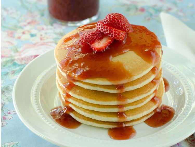 Pancake topping madu atau selai stroberi juga bisa.